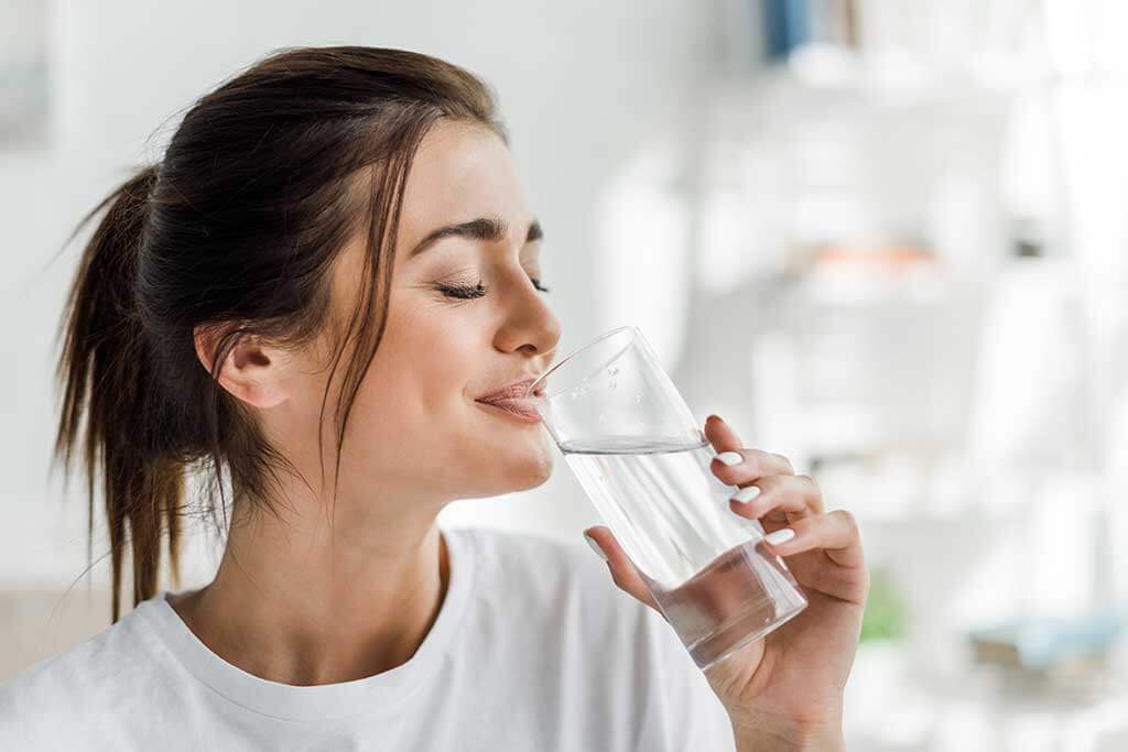 La importancia de Beber 2 Litros de agua para la pérdida de Peso
